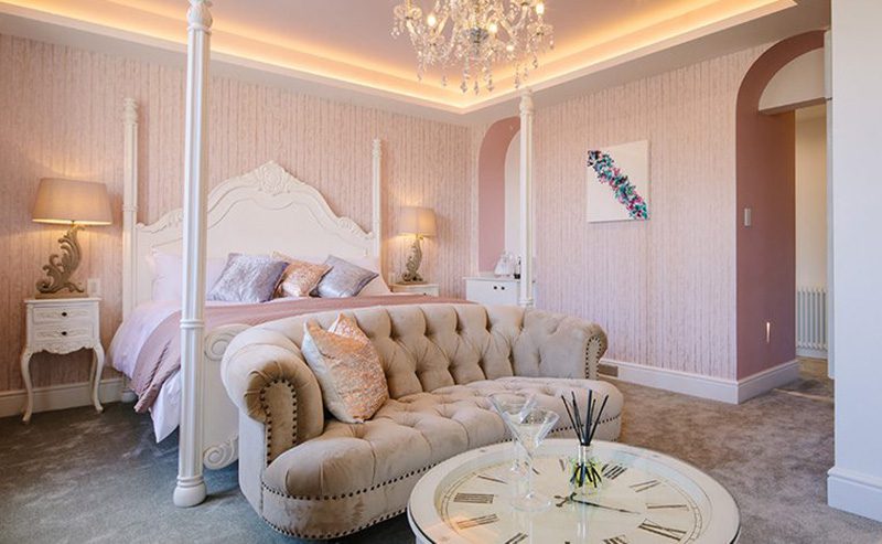 Parisian-styled suite with chaise longue and four poster bed - ideal for a mini honeymoon 